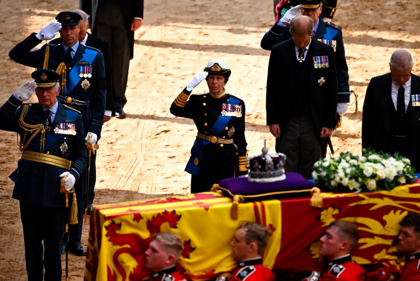 Raja Inggris Charles III, Pangeran William dari Inggris, Putri Anne dari Inggris, memberi hormat bersama Pangeran Andrew dari Inggris, ketika peti mati Ratu Elizabeth II, yang dihiasi dengan Standar Kerajaan dan Mahkota Negara Kekaisaran, dibawa ke Istana Westminster, mengikuti prosesi dari Istana Buckingham, di London, Rabu, 14 September 2022.