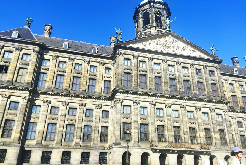 Istana Raja dan Madame Tussauds yang berada di Dam Square, Amsterdam, Belanda.