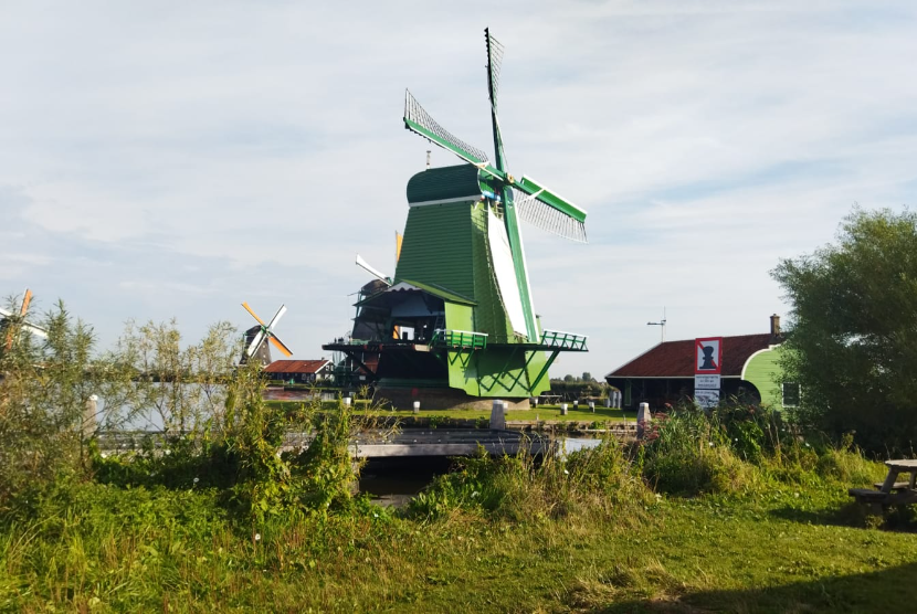 Kincir angin di Desa Zaanse Schans, Zaandam, Belanda.