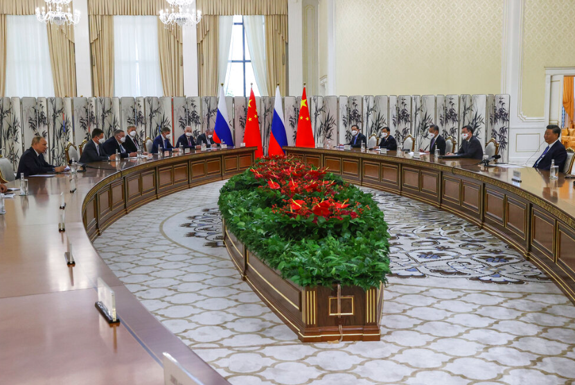 Presiden Rusia Vladimir Putin, kiri, dan Presiden China Xi Jinping, kanan, berbicara selama pertemuan mereka di sela-sela pertemuan puncak Organisasi Kerjasama Shanghai (SCO) di Samarkand, Uzbekistan, Kamis, 15 September 2022.