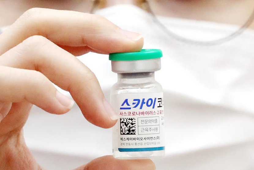  Seorang pekerja medis memegang sebotol vaksin Covid-19 SKYCovione buatan Korea Selatan di fasilitas kesehatan masyarakat di Incheon, Korea Selatan, 5 September 2022. Vaksin yang dikembangkan oleh SK Bioscience Co itu sudah mendapat izin untuk dijadikan vaksin primer maupun booster di Korea Selatan.