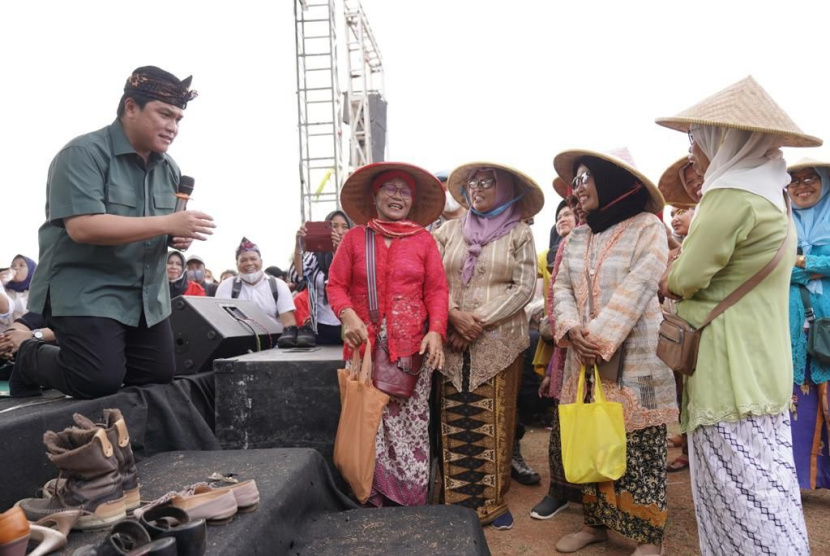  Menteri BUMN Erick Thohir menghadiri Festival Ngamumule Budaya Karuhun yang digelar dalam rangka memperingati HUT ke-389 Kabupaten Karawang.