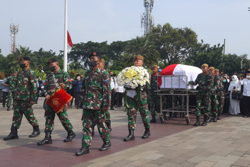Jenazah Ketua Dewan Pers dan Guru Besar UIN Jakarta Prof Azyumardi Azra tiba di Taman Makam Pahlawan (TMP) Kalibata, Jakarta Selatan pada Selasa (20/9/2022) pukul 08.30 Wib.