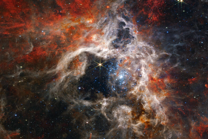 Gambar ini dirilis oleh NASA pada 6 September 2022, menunjukkan wilayah pembentuk bintang Nebula Tarantula, ditangkap oleh Teleskop Luar Angkasa James Webb. Nama-Nama Bintang Ternyata Berasal dari Bahasa Arab
