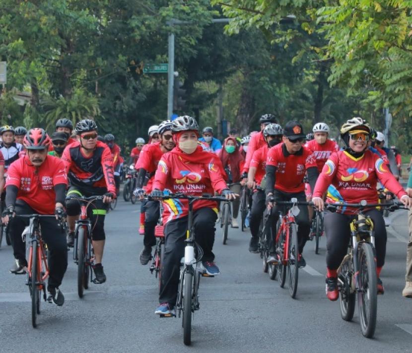 Gubernur Jawa Timur Khofifah Indar Parawansa gowes bareng para dokter jantung di Jawa Timur dan ribuan masyarakat dalam kegiatan Indonesia Heart Bike (IHB) 2022, Ahad (25/9/2022). Khofifah mengajak jaga kesehatan dengan olahraga.
