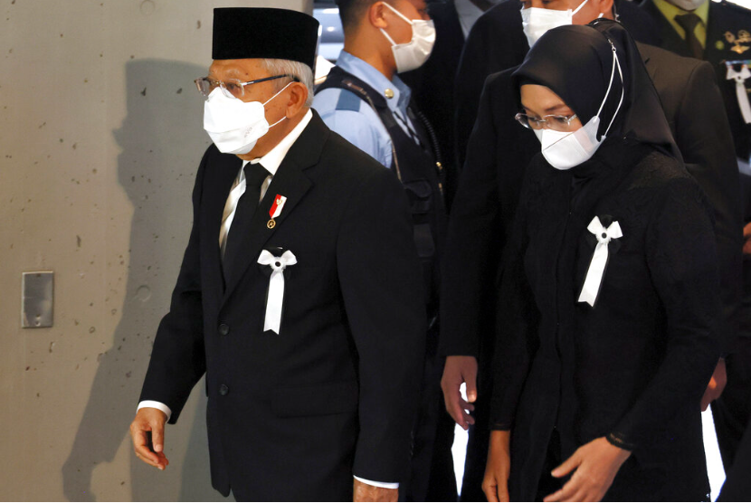 Wakil Presiden Indonesia Maruf Amin, kiri, tiba di Nippon Budokan untuk menghadiri pemakaman kenegaraan mantan Perdana Menteri Jepang Shinzo Abe di Tokyo Selasa, 27 September 2022.