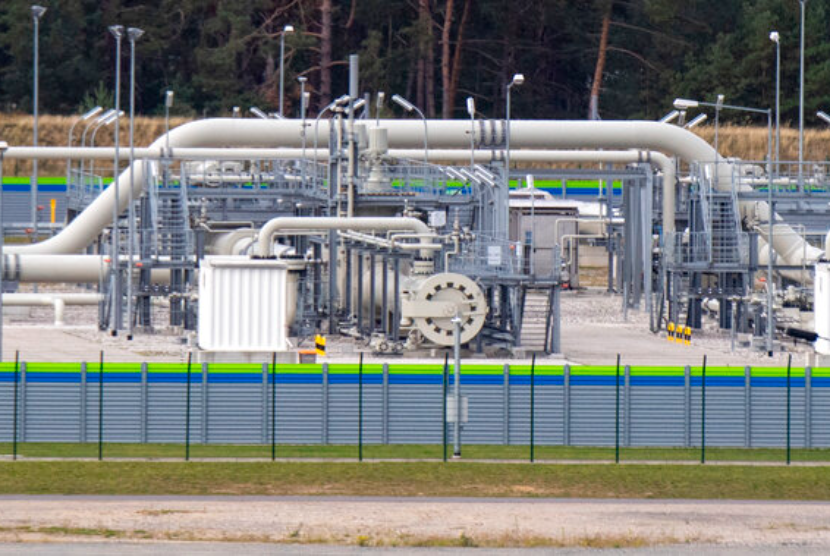 Sistem pipa dan perangkat pemutus terlihat di stasiun penerima gas dari pipa Nord Stream 2 Laut Baltik di Lubmin, Germny, Senin, 26 September 2022. Pada malam 26 September 2022, terjadi penurunan tekanan di pipa gas Nord Stream 2, menurut operator.