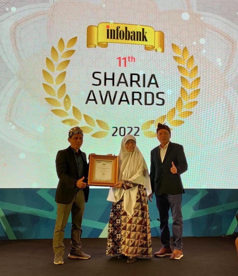 Bank Pembiayaan Rakyat Syari’ah (BPRS) Bumi Rinjani sukses meraih penghargaan Sharia Award di Stone Legian Hotel, Bali, beberapa waktu lalu. 