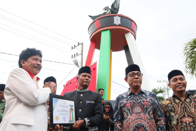 Kepala Badan Pembinaan Ideologi Pancasila (BPIP), Yudian Wahyudi, meresmikan Tugu Kongres Santri Pancasila di Meulaboh, Aceh Barat, Kamis (29/9/2022).