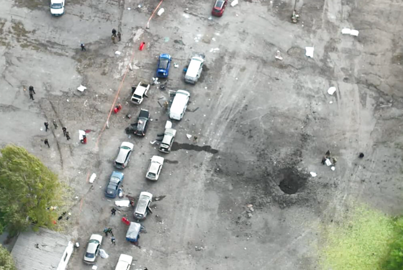 Dalam foto yang dirilis oleh Police Press Service ini, pemandangan dari drone menunjukkan lokasi serangan roket Rusia di Zaporizhzhia, Ukraina, Jumat, 30 September 2022.Pada Ahad (2/10/2022), pasukan Ukraina mengumumkan keberhasilannya merebut kembali Lyman yang diduduki Rusia sejak Mei.
