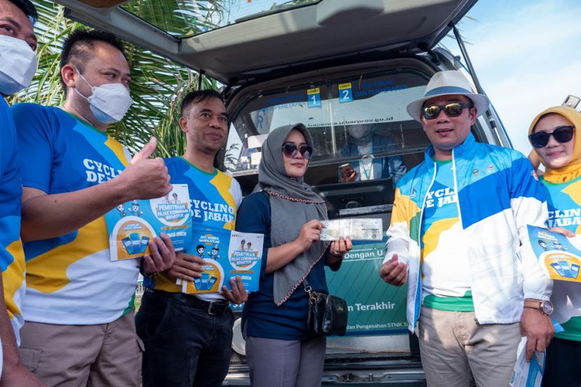 Gubernur Jawa Barat Ridwan  Kamil menunjukkan berbagai inovasi dan strategi untuk menggenjot pendapatan pajak kendaraan salah satunya dengan Samsat Keliling