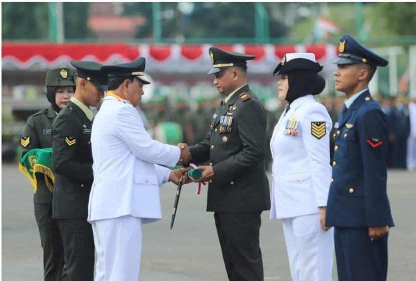 Gubernur Kalsel H. Sahbirin Noor atau akrab disapa Paman Birin bertindak sebagai Inspektur Upacara pada peringatan HUT ke-77 TNI di Lapangan Murjani pada Rabu (5/10/2022).