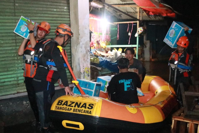 Badan Amil Zakat Nasional (Baznas) menerjunkan tim penyelamat untuk membantu korban banjir yang terjadi di Duren Tiga, Pancoran, Jakarta Selatan, Kamis (6/10/2022) malam.