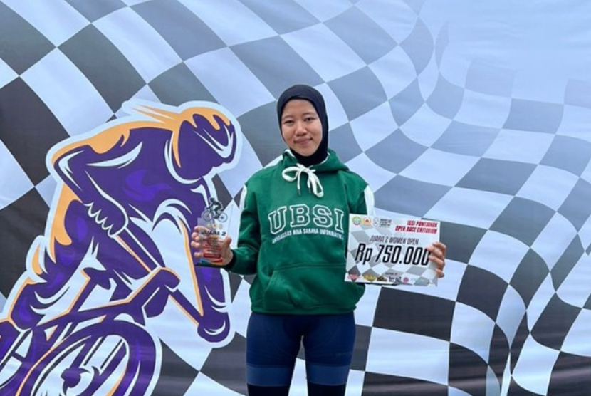  Maysita, mahasiswi program studi (prodi) Sistem Informasi, Universitas BSI (Bina Sarana Informatika) kampus Pontianak, kembali meraih prestasi, dalam ajang Open Race Criterium ISSI (Ikatan Sport Sepeda Indonesia) 2022. 