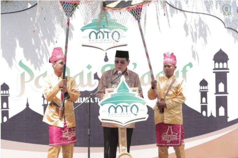 Gubernur Kalsel H. Sahbirin Noor melepas Pawai Ta’aruf Musabaqah Tilawatil Qur’an (MTQ) di depan Lapangan Cahaya Bumi Selamat (CBS) Martapura, Kabupaten Banjar pada Selasa (11/10/2022).