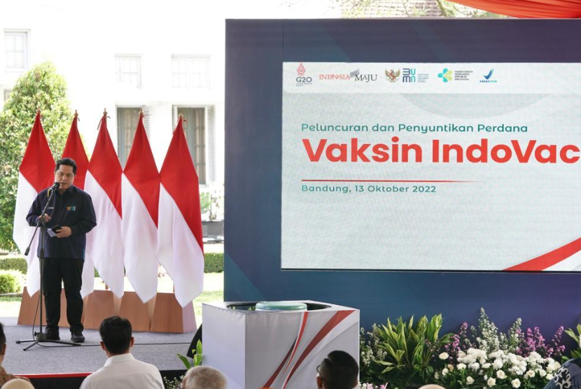 Menteri Badan Usaha Milik Negara (BUMN) Erick Thohir mengatakan peluncuran dan penyuntikan perdana Vaksin IndoVac oleh Presiden Joko Widodo (Jokowi) di Gedung Bio Farma, Bandung, Kamis (13/10/2022), merupakan bukti nyata keseriusan pemerintah dalam membangun ketahanan kesehatan nasional.