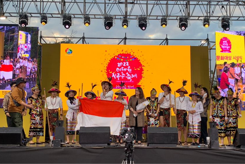 Tim penari Indonesia memenangkan ajang penghargaan Budaya Global pada perhelatan Itaewon Global Village Festival 2022 di Itaewon, Seoul, Korsel pada Ahad (16/10/2022).