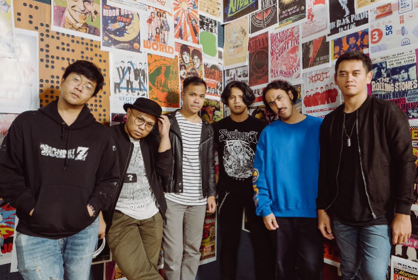 Grup musik Nidji. Nidji menghadirkan lagu berjudul Buang-Buang Waktu yang secara khusus diciptakan oleh komposer kondang Guruh Soekarno Putra (GSP).