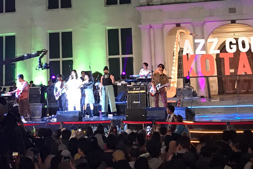 Penyanyi Danilla Riyadi tampil di Jazz Goes to Kotatua, Ahad (16/10/2022).