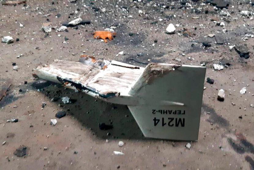 Foto tak bertanggal yang dirilis oleh Direktorat Komunikasi Strategis militer Ukraina ini menunjukkan puing-puing dari apa yang digambarkan Kyiv sebagai pesawat tak berawak (drone) buatan Iran yang jatuh di dekat Kupiansk, Ukraina. 