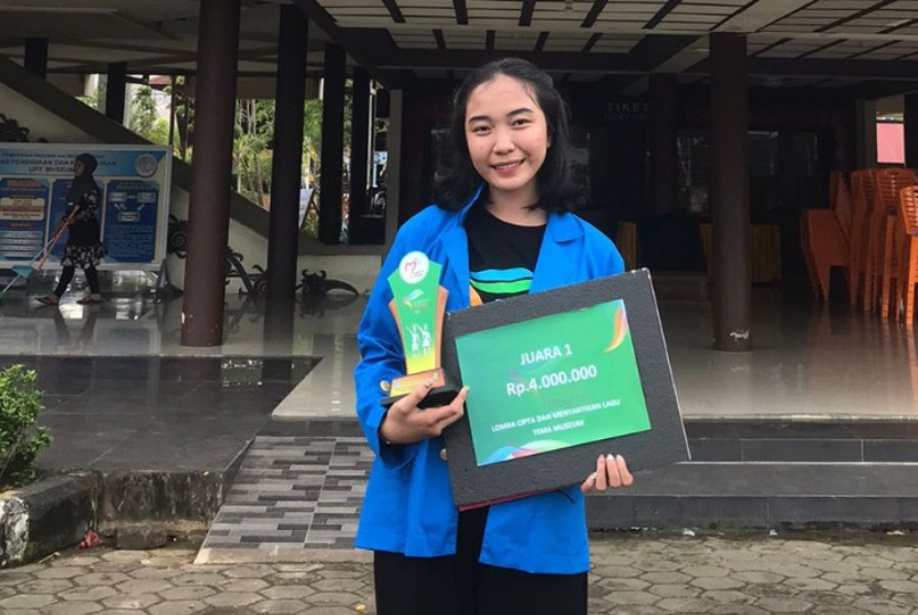Antik Avelia Carolin berhasil meraih juara 1 dalam lomba cipta dan menyanyikan lagu bertema museum yang dilaksanakan pada Selasa, 11 Oktober 2022 di Museum Kalimantan Barat, jalan Ahmad Yani, Pontianak.