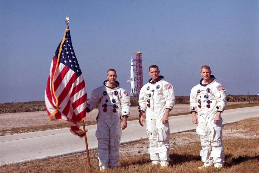 Dalam foto tak bertanggal yang disediakan oleh NASA ini, astronot Apollo 9, kiri ke kanan, James A. McDivitt, David R. Scott, dan Russell L. Schweickart berpose di depan wahana antariksa Apollo/Saturnus V yang akan meluncurkan awak Apollo 8. Peluncuran Apollo 9 (kendaraan peluncuran Saturn V, SA-504) berlangsung pada 3 Maret 1969. McDivitt, yang memimpin misi Apollo 9 menguji set peralatan lengkap pertama untuk pergi ke bulan
