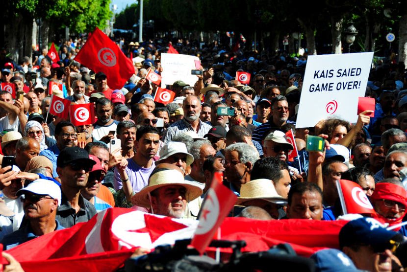 Orang-orang mengambil bagian dalam demonstrasi oleh Front Keselamatan Nasional melawan Presiden Kais Saïed di Avenue Habib Bourguiba di Tunis, Tunisia, Sabtu 15 Oktober 2022.