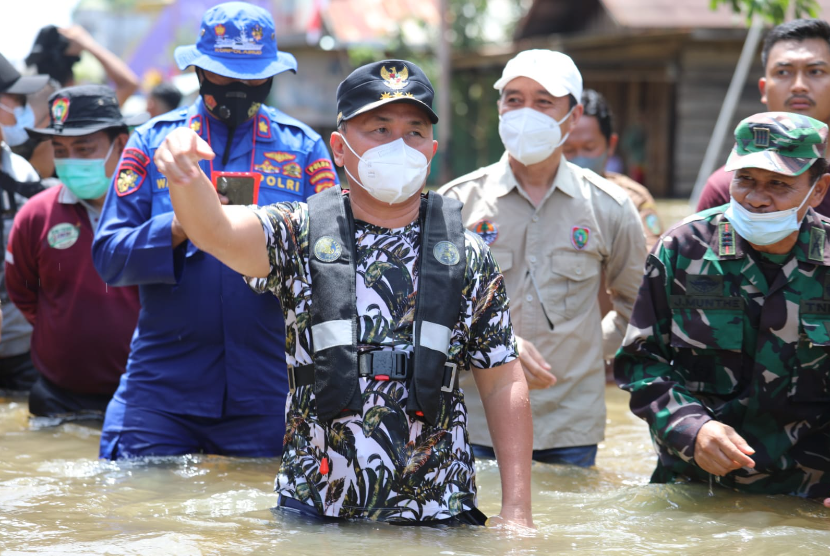 Tingginya intensitas curah hujan dalam beberapa bulan terakhir, mengakibatkan Kalimantan Tengah (Kalteng) kembali dikepung banjir. 