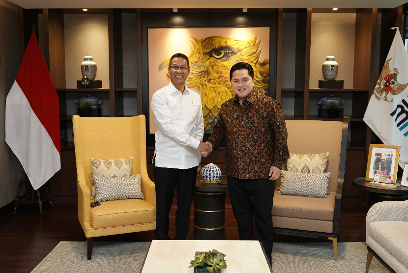 Menteri Badan Usaha Milik Negara (BUMN) Erick Thohir, menerima kunjungan Penjabat (Pj) Gubernur DKI Jakarta Heru Budi Hartono di kantor Kementerian BUMN, Jakarta, Rabu (19/10/2022) pagi.