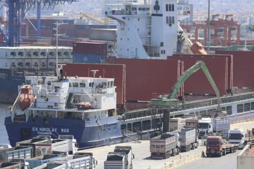 Gandum diturunkan dari kapal kargo SV. Nikolay merapat di Izmir, Turki, pada 25 Juni 2022. Uni Eropa (UE) mengutuk penangguhan Rusia atas kesepakatan biji-bijian Laut Hitam atau Black Sea Grain Initiative.