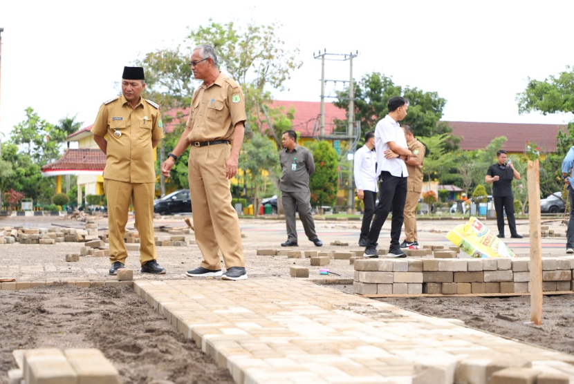 Pj Bupati Muba Apriyadi memperingatkan dengan keras seluruh kontraktor untuk melaksanakan pengerjaan proyek tidak dengan asal-asalan. 