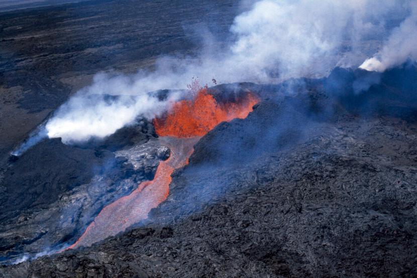 Batuan cair mengalir dari Mauna Loa, yang terletak di bagian selatan-tengah pulau Hawaii, pada tanggal 4 April 1984. Pejabat Hawaii memperingatkan penduduk Pulau Besar untuk bersiap menghadapi kemungkinan bahwa gunung berapi aktif terbesar di dunia dapat meletus mengingat lonjakan gempa bumi baru-baru ini di puncak Mauna Loa.