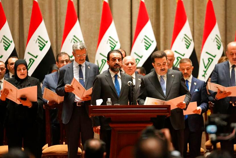 Foto yang disediakan oleh Kantor Informasi Parlemen Irak ini menunjukkan para menteri dari pemerintahan baru Irak yang dilantik selama sesi parlemen untuk memilih pemerintahan baru di Baghdad, Irak, Kamis, 27 Oktober 2022.