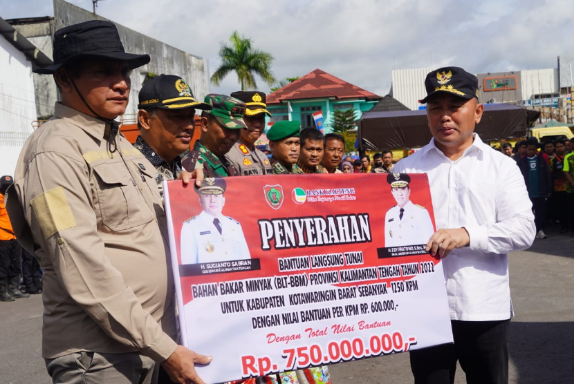  Gubernur Kalimantan Tengah (Kalteng) Sugianto Sabran pimpin Apel Gabungan dan Penyerahan Bantuan Sosial untuk Penanganan Bencana Banjir di Kabupaten Kotawaringin Barat.