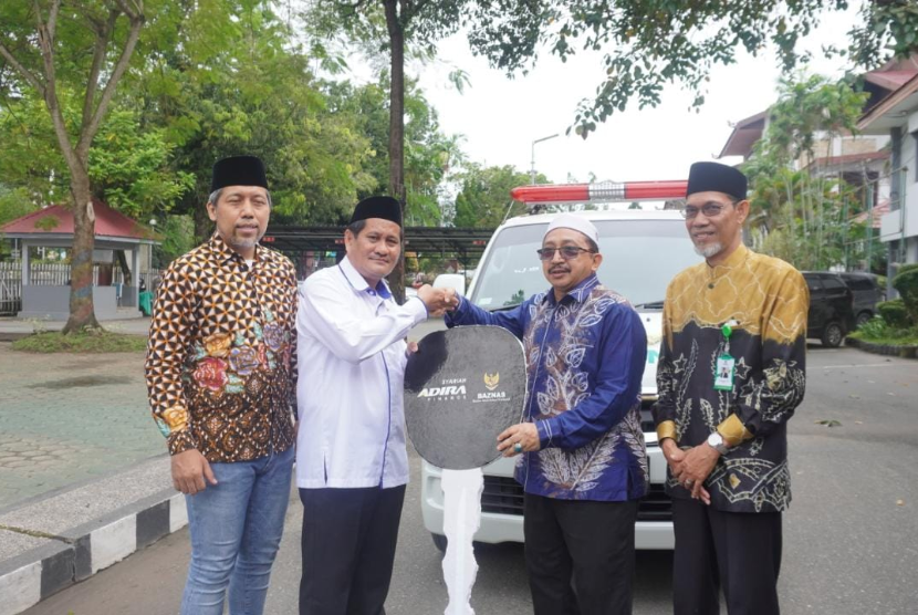  Badan Amil Zakat Nasional (Baznas) bersama Adira Finance Syariah menyerahkan bantuan berupa ambulans bagi Baznas Kabupaten Banjar dengan nilai bantuan sebesar Rp 363 juta.