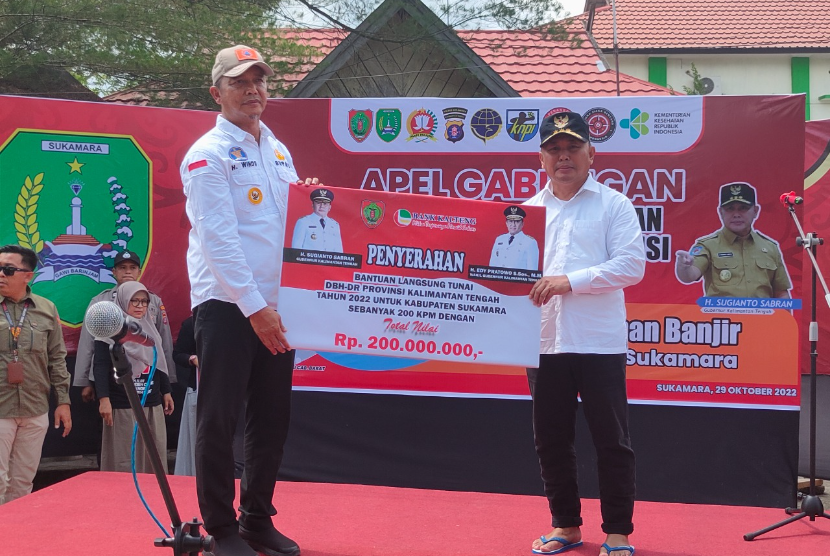 Gubernur Kalimantan Tengah (Kalteng) Sugianto Sabran pimpin Apel Gabungan dan Penyerahan Bantuan Sosial Pemprov Kalteng untuk Penanganan Bencana Banjir.