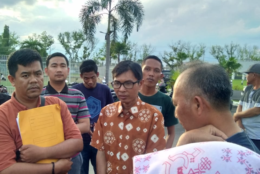 Tampak puluhan pegawai Non ASN di lingkungan Pemkab Muba menemui Pj Bupati Muba Drs Apriyadi MSi yang sedang berolah raga di halaman Rumah Dinas Bupati Muba. 
