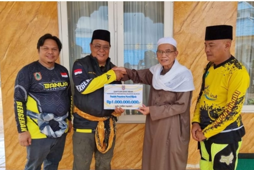 Gubernur Kalimantan Selatan (Kalsel) Sahbirin Noor atau Paman Birin, menyerahkan dana hibah untuk kepentingan pembangunan bidang keagamaan. 