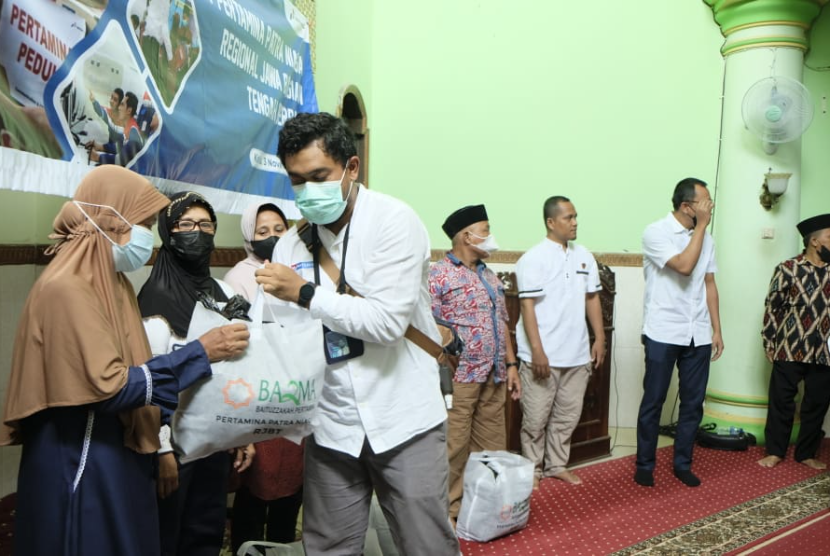 Pembagian sembako yang merupakan kegiatan rutin dari Bazma ini dilaksanakan di Masjid Al Huda Kelengan, Kelurahan Kembangsari, Semarang pada Kamis (3/11/2022).
