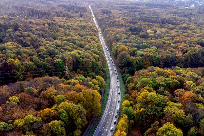 Mobil berkendara di salah satu jalan utama dari hutan kawasan Taunus menuju kota Frankfurt, Jerman, Selasa, 8 November 2022.