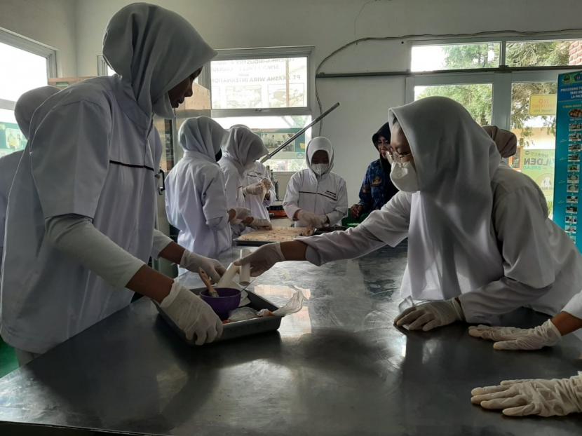 Siswa SMK Negeri 1 Pacet, Kabupaten Cianjur melakukan praktek di laboratorium dan menanam berbagai tanaman pangan dan menghadirkan ragam inovasi produk olahan.