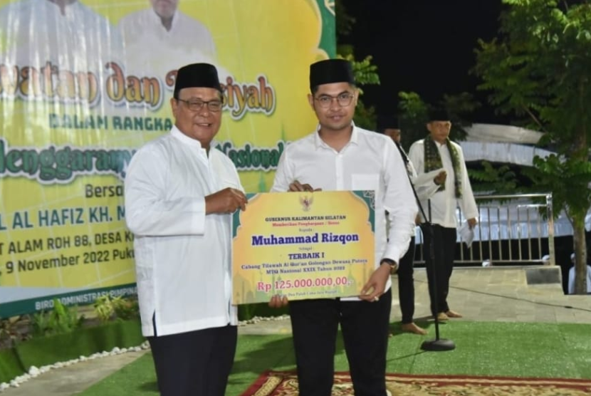 Gubernur Kalimantan Selatan (Kalsel) Sahbirin Noor atau Paman Birin menyerahkan bonus kepada kafilah Musabaqah Tilawatil Quran (MTQ) Nasional XXIX Tahun 2022 sebesar Rp 2,5 miliar. 