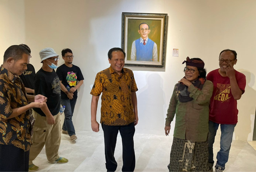 Direktur Pengkajian Materi Pembinaan Ideologi Pancasila BPIP Aris Heru Utomo mengapresiasi para pelukis Ancol yang mengenalkan profil pahlawan nasional kepada masyarakat dalam Pekan Wirabangsa di Pasar Seni Ancol, Jakarta.