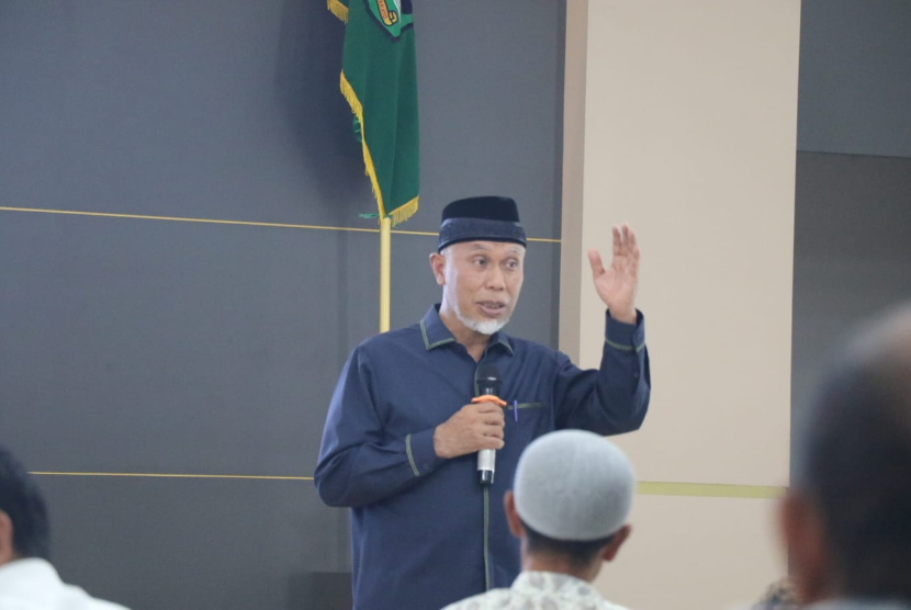 Gubernur Mahyeldi, saat menerima kunjungan Serikat Pekerja Aqua Grup (SPAG), di Auditorium Gubernuran, Sumbar, Jalan Sudirman, Padang, Sabtu (12/11/2022).