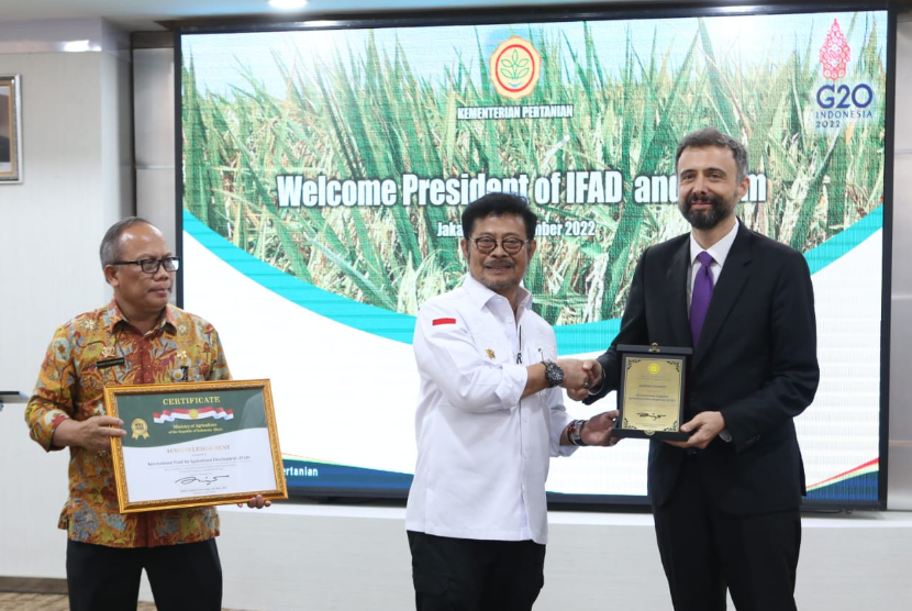 Menteri Pertanian Syahrul Yasin Limpo (Mentan SYL) memberikan penghargaan kepada Presiden lembaga internasional The Internasional Fund for Agriculture Develompment (IFAD), Alvaro Lario dalam kemitraan antara Kementerian Pertanian (Kementan) dan IFAD yang kini sudah berjalan 40 tahun. 