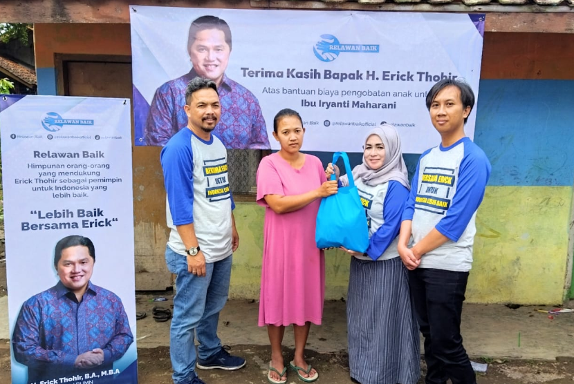 Menteri BUMN Erick Thohir melalui Relawan Baik memberikan bantuan pengobatan kepada anak Ibu Iryanti, warga Desa Sayang, Jatinangor, Selasa (15/11/2022). 