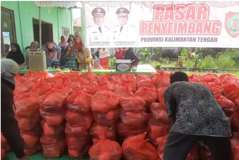 Kepala Dinas Ketahanan Pangan Provinsi Kalteng Riza Rahmadi menyerahkan bantuan bahan pokok subsidi secara simbolis.