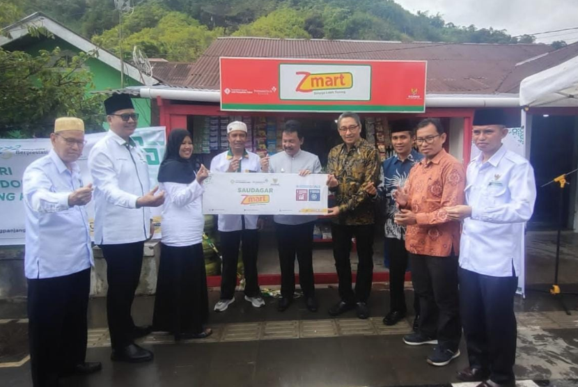Badan Amil Zakat Nasional (Baznas) bersama Unit Pengumpul Zakat (UPZ) Bank Permata Syariah meluncurkan warung ritel saudagar, Zmart di Kota Padang Panjang, Ahad (20/11/2022).