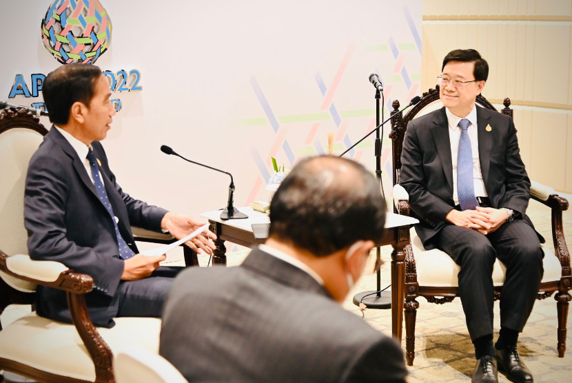 Presiden Joko Widodo berbicara dengan Pemimpin Kota Hong Kong John Lee di sela KTT APEC di Bangkok, Thailand, Jumat (18/11/2022).