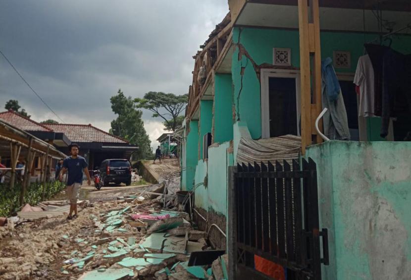 Rumah rusak di kecamatan Cugenang Kabupatén Cianjur pascagempa bumi, Senin (21/11/2022) .